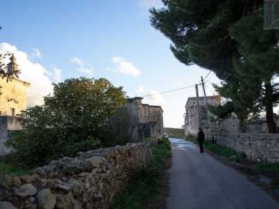 Si tratta della masseria Attolico: una struttura del 600 che sorge all�inizio di strada privata Ferruccio, via di campagna che conduce al quartiere San Paolo